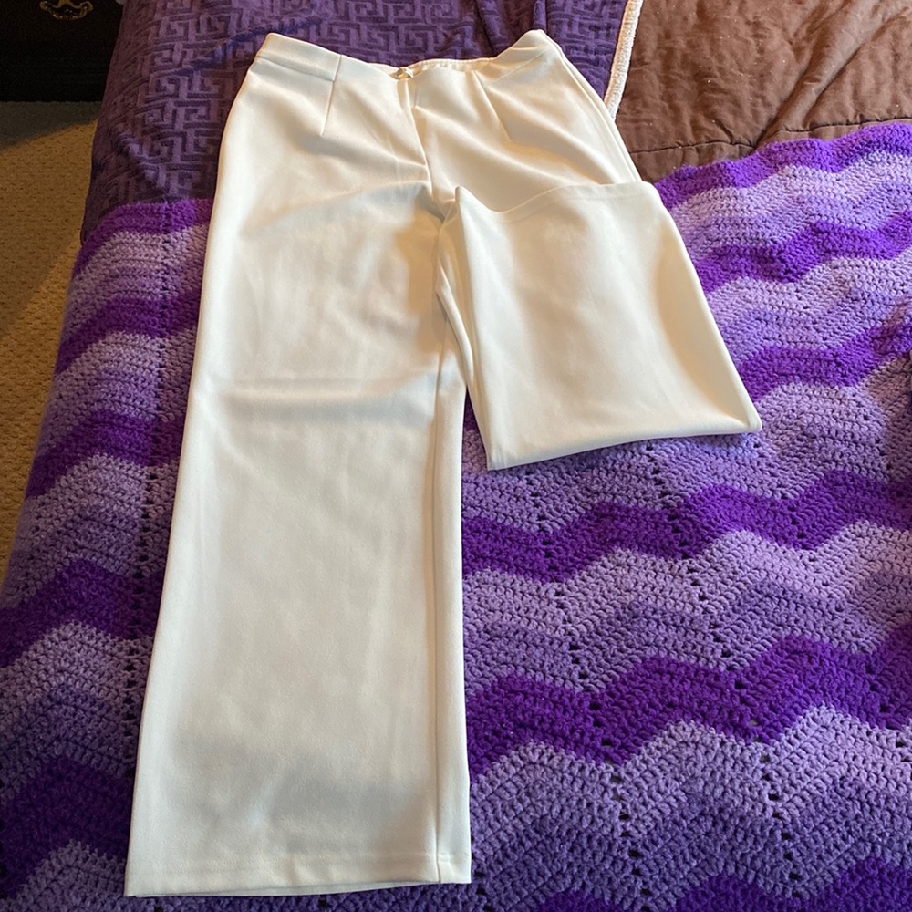 NEW! WITH TAGS! Versona, off-white, medium trousers!